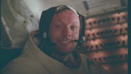 Neil Armstrong in einer Raumkapsel.