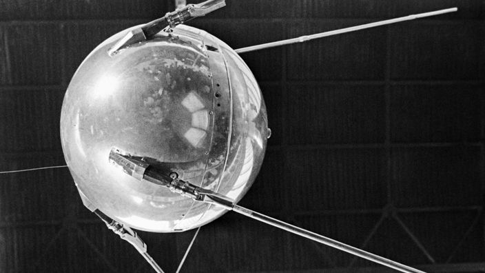 Der kugelförmige Satellit  "Sputnik 1" von 1957