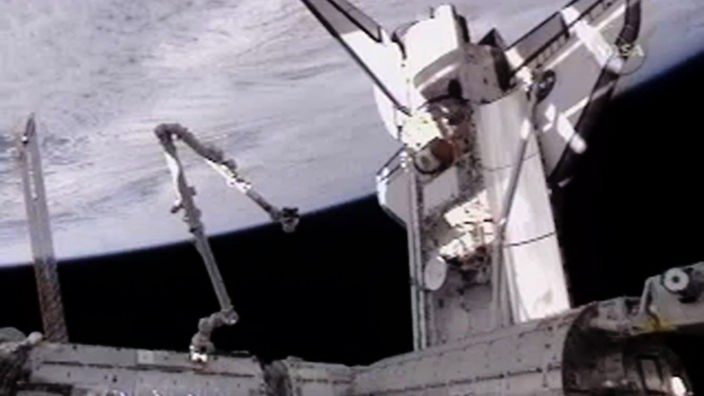 Space Shuttle Atlantis dockt an der ISS an.