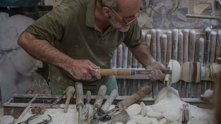 Der Alabaster-Künstler Roberto Chiti in seiner Werkstatt