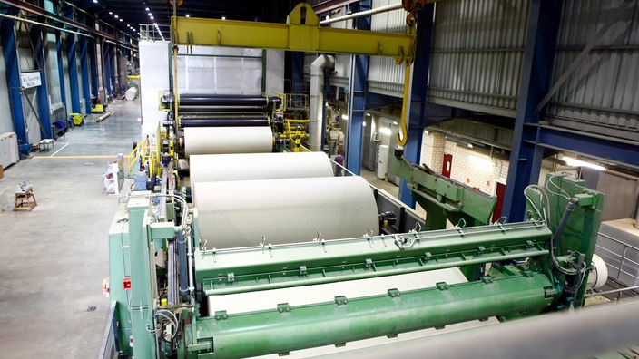 Papiermaschine in einer Produktionshalle
