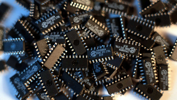 Das Bild zeigt einen Haufen von übereinander liegenden Mikrochips.