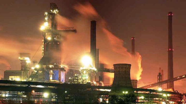 Nächtlich beleuchtetes Stahlwerk in Duisburg. | Bildquelle: dpa Nächtlich beleuchtetes Stahlwerk in Duisburg.