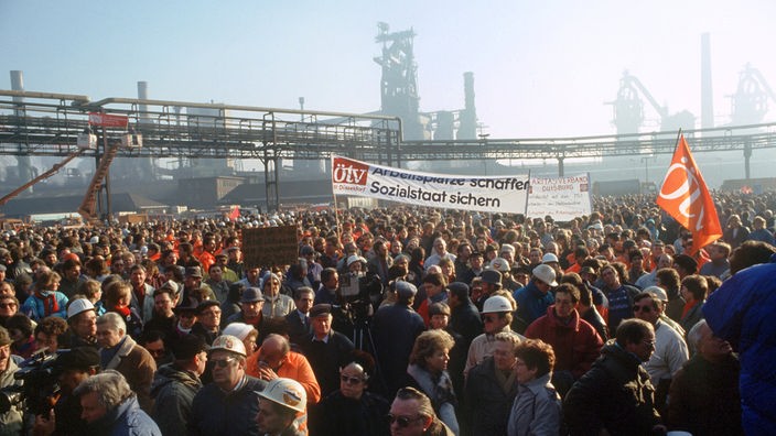 Stahlarbeiter protestieren am 24. Februar 1993 auf der Rheinhausener Rheinbrücke gegen die Stilllegungspläne.