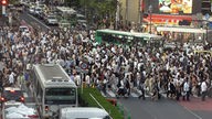 Überfüllte Fußgängerkreuzung im Vergnügungsviertel Shibuya in Tokio.