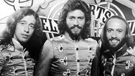 Robin, Barry und Maurice Gibb (von links nach rechts) in Kostümen bei Dreharbeiten zu einem Film im Jahre 1977.