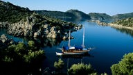 Bucht an der türkischen Mittelmeerküste mit Segelboot