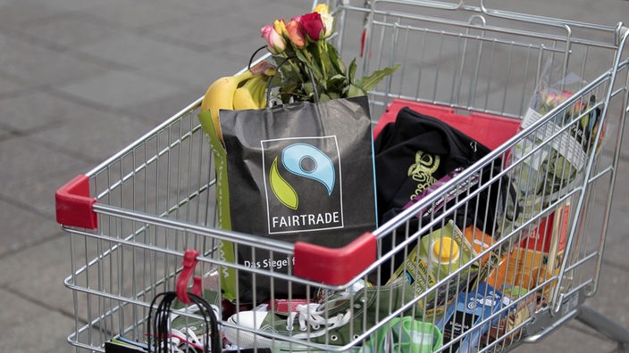 Ein Einkaufswagen mit Fairtrade-Produkten.