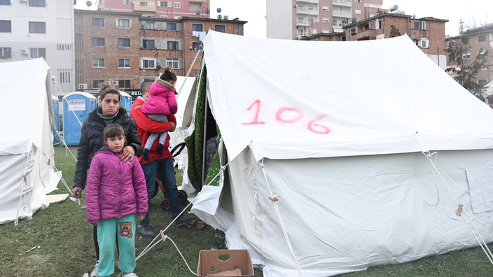 Notunterkunft nach dem Erdbeben in Tirana.
