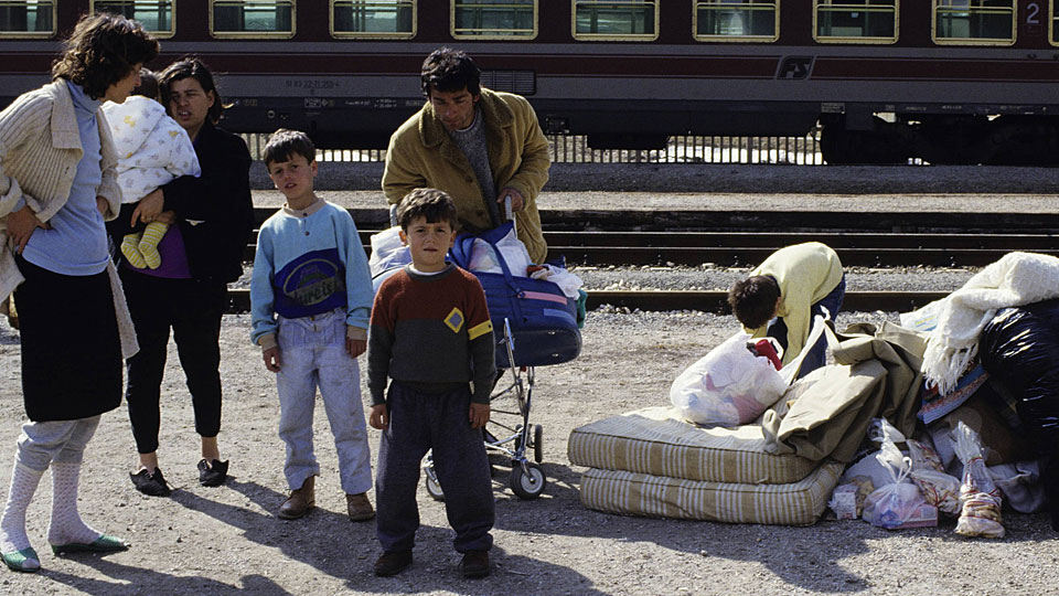 Flüchtende Albaner, Männer, Frauen und Kinder mit Gepäck
