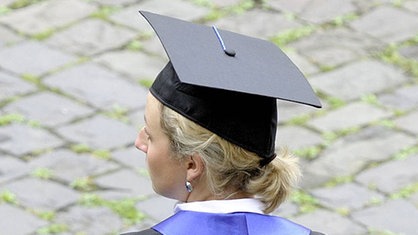 Albanische Studentin beim Abschluss mit Talar | Bildquelle: SWR Albanische Studentin beim Abschluss mit Talar