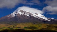 Wolken über dem verschneiten Vulkan Chimborazo