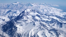 Luftbild der verschneiten Anden.