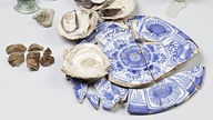 Fundstücke aus einem Klostermüllhaufen: Überreste von feinen Gläsern, Austernschalen, Geschirr, Tabakpfeifen und Parfumfläschchen.