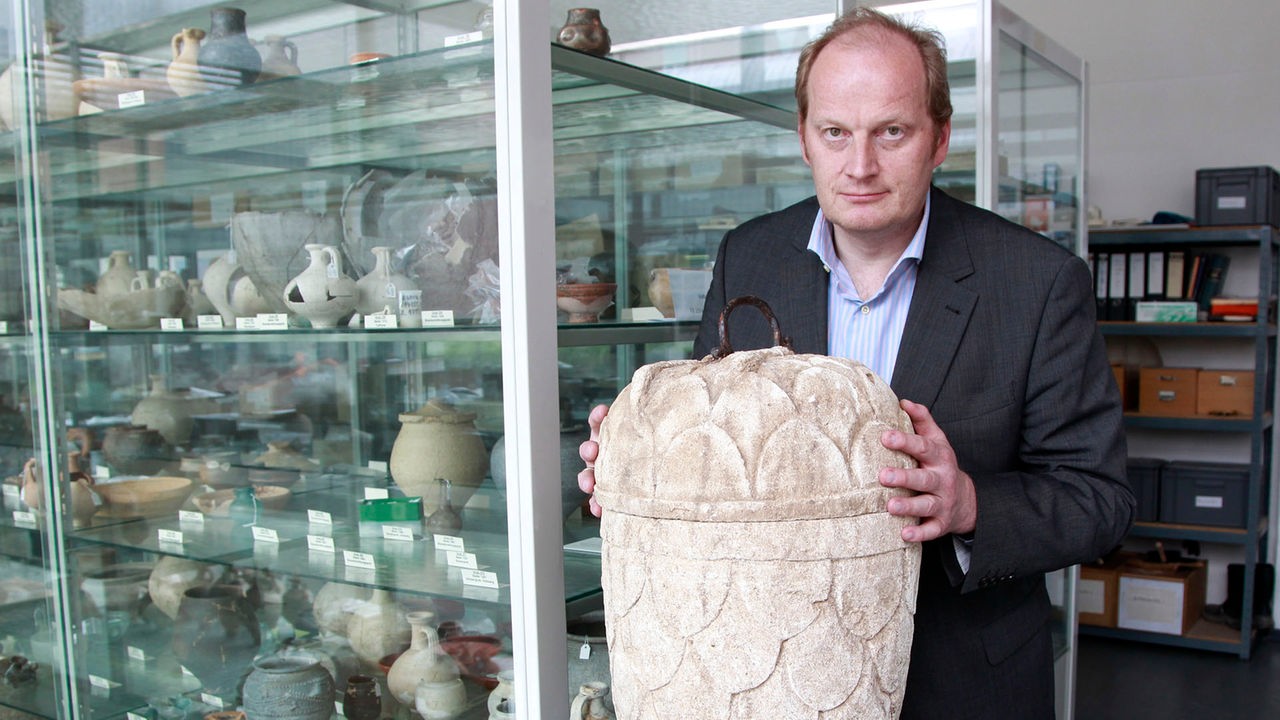 Marcus Trier, der Direktor des Römisch-Germanischen Museums, mit einer Steinurne aus den Zeiten der Römer.
