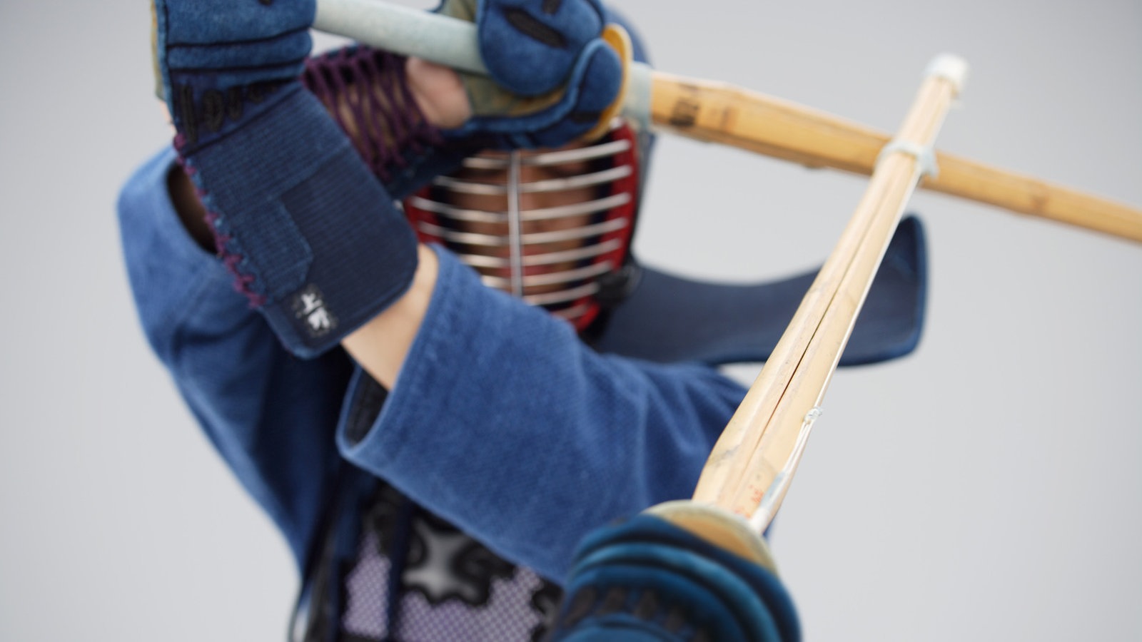 Das Bild zeigt einen Kendo-Kämpfer mit Maske
