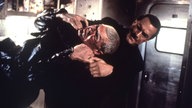 Eine Kampfszene zwischen zwei Männern in einem Film