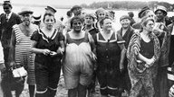 Schwarzweiß-Foto: eine Gruppe Badender.