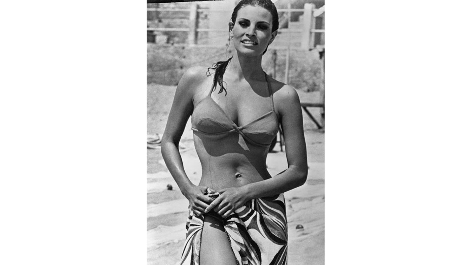Schwarzweiß-Foto: Frau im Bikini.