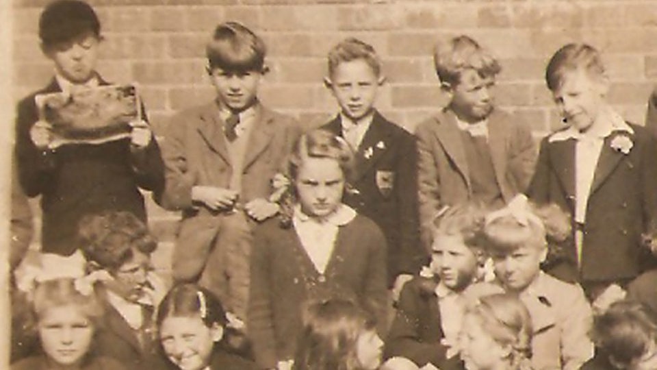 Paul McCartney (oben links) aud einem Klassenfoto 1952