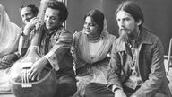 George Harrison (rechts) im Jahr 1970 mit seinem Sitar-Lehrer Ravi Shankar und der Tänzerin Uma Sharma