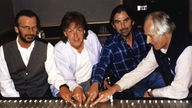 Starr, McCartney und Harrison mit dem Produzenten George Martin 1995 bei der Studioarbeit