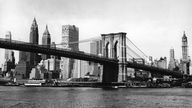 Schwarzweiß-Bild: Brooklyn Bridge und Skyline von Manhattan.
