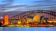 Brücke und Opernhaus im Hafen von Sydney.