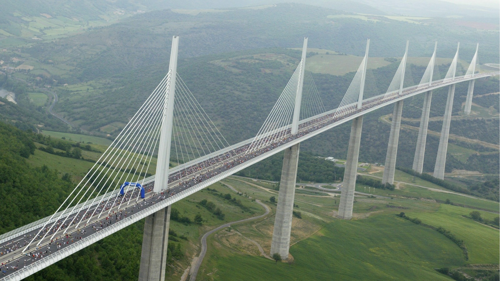 Brücke mit Marathonläufern.
