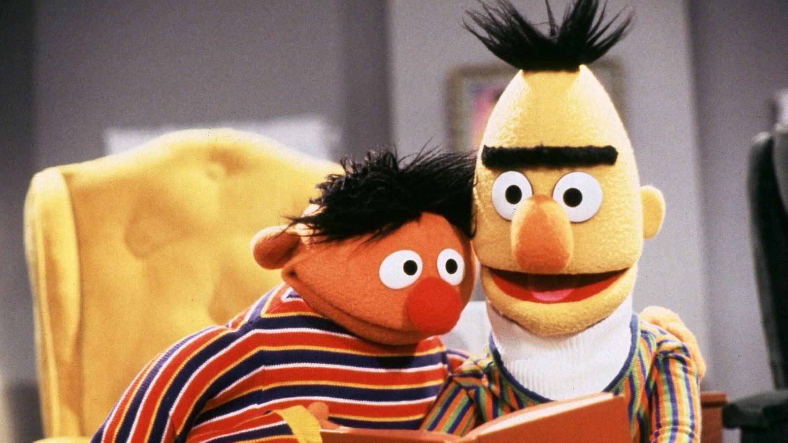 Ernie und Bert aus der Sesamstraße lesen ein Buch.