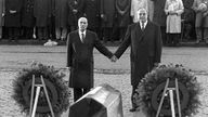 Der französische Staatspräsident Francois Mitterrand (l) und Bundeskanzler Helmut Kohl reichen sich 1984 über den Gräbern von Verdun die Hand. 
