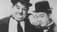 Stan Laurel und Oliver Hardy als Dick und Doof im Schwarzweiß-Porträt.