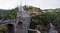 Kirche auf einer Brücke über einer Schlucht