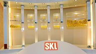 SKL Lottoziehung, schöne Plexiglazylinder mit gelben Kugeln