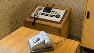 Stasi Überwachungsbüro im 70er Jahre Charme
