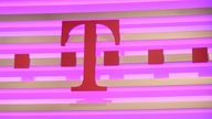 ein pinkes  T mit fünf Punkten vor einem leicht helleren pinken Hintergrund