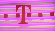 ein pinkes  T mit fünf Punkten vor einem leicht helleren pinken Hintergrund