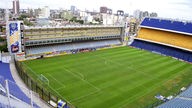 Blick von oben auf das leere Fußballstadion der Boca Juniors.
