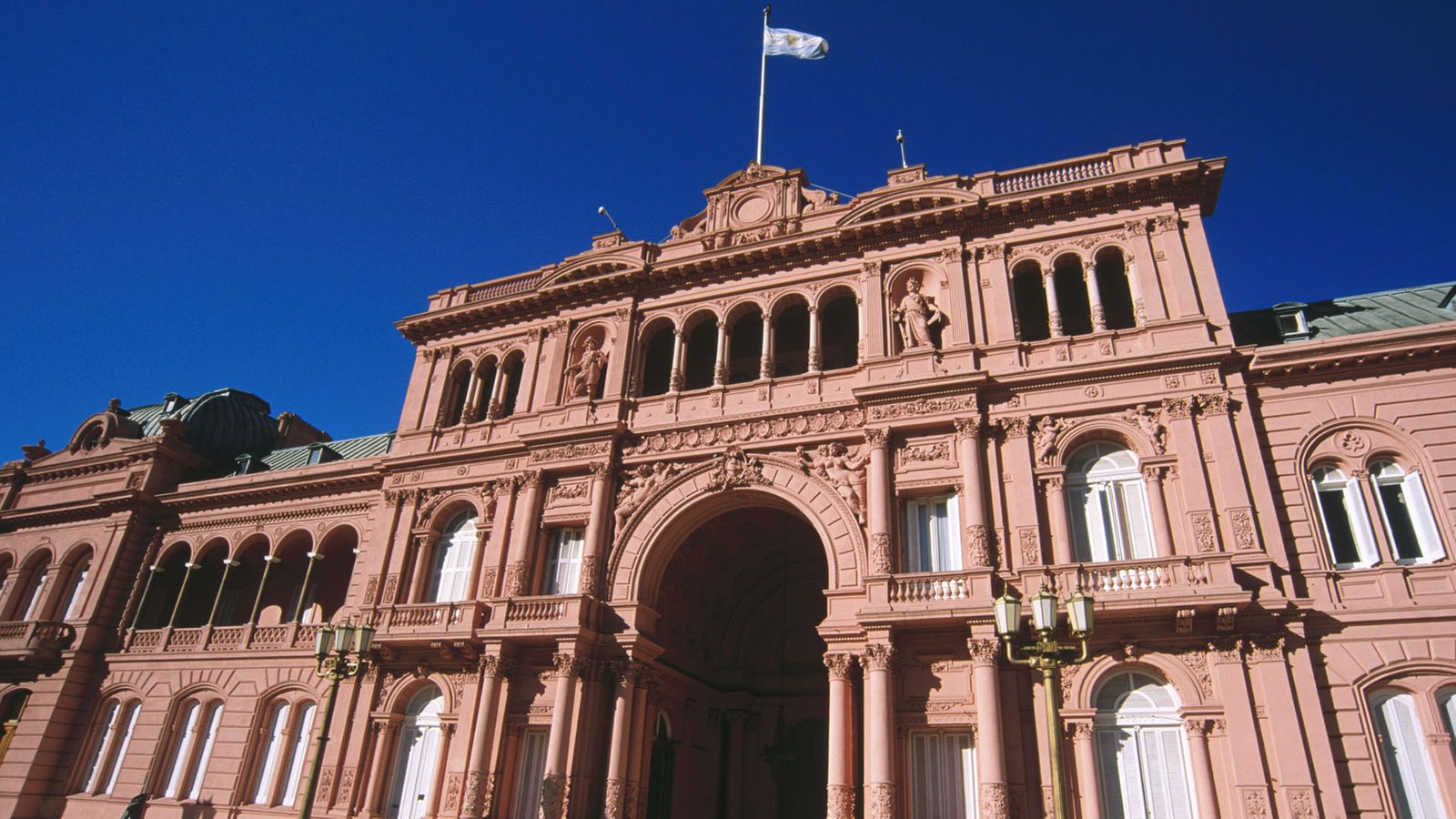 Frontalansicht des argentinischen Präsidentenpalastes Casa Rosada an der Plaza de Mayo