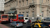 Straßenansicht des Teatro Colón.