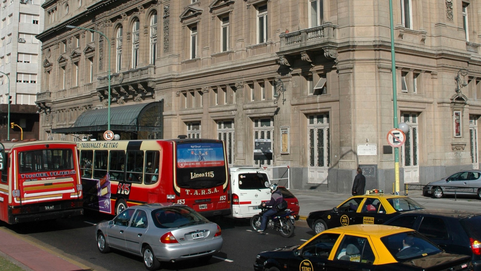 Straßenansicht des Teatro Colón.