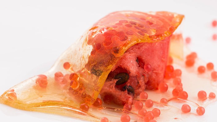 Molekular-Gericht mit Honig, Wassermelone und Erdbeeren