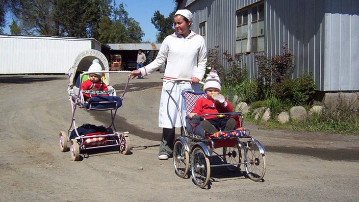 Ein Frau mit zwei Kindern in der Colonia Dignidad in Chile.