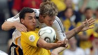 Per Mertesacker steht hinter dem Schweden Zlatan Ibrahimovic, der gerade den Ball führt.