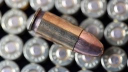 Nahaufnahme von aufgereihter Munition (Symbolbild)