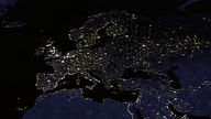 Satellitenaufnahme von Europa bei Nacht. Die urbanen Bereiche sind deutlich als helle Flecken zahlreicher Lichtquellen zu erkennen