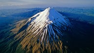 Luftbild des Mount Taranakidie Spitze des erloschenen Vulkans ist mit Schnee bedeckt