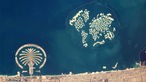 Satellitenaufnahme auf der die vor der Küste von Dubai künstlich angelegte Insel 'Palm Jumeirah' zu erkennen ist