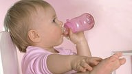 Kleinkind trinkt aus Plastikflasche