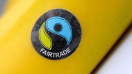 Das Fairtrade-Siegel auf einer Banane.